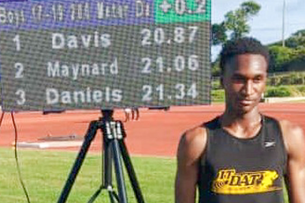 Keo Davis breaks Under-20 Male 200m record