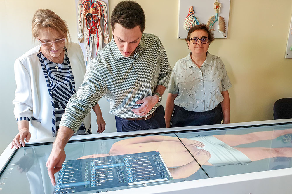 Saint James medical school gets cutting edge virtual dissection table Saint James medical school gets cutting edge virtual dissection table