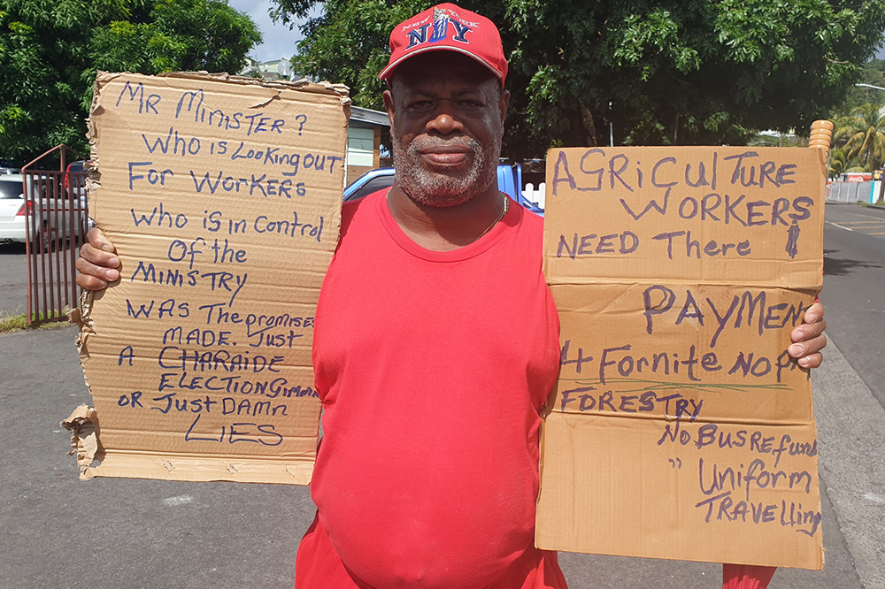 Poyer pickets Ministry of Agriculture Poyer pickets Ministry of Agriculture